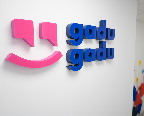 Logo Gadu Gadu na ścianie